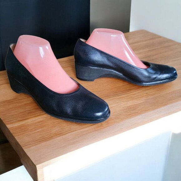 SALVATORE FERRAGAMO ( 9 ) Navy Pebbled Leather Slip On Platform Pumps - Picture 1 of 10